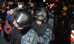 Змусили "Беркутівців" зняти маски 11.01.14